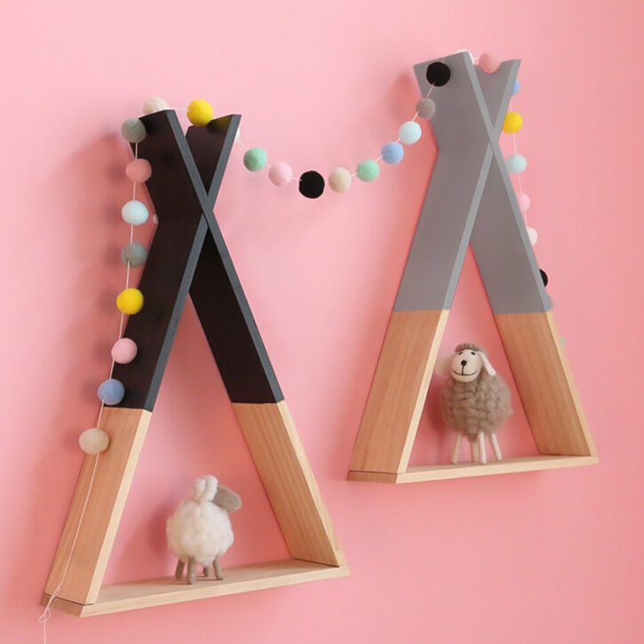 Decoratieve Wandplanken in Driehoekig vorm aan de muur