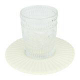 glas met witte onderzetter