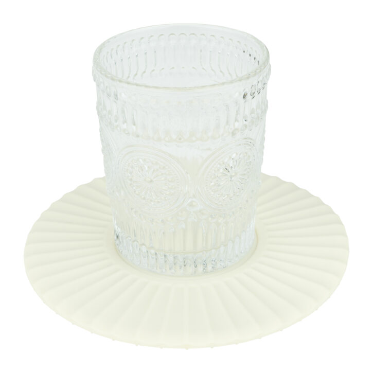 glas met witte onderzetter