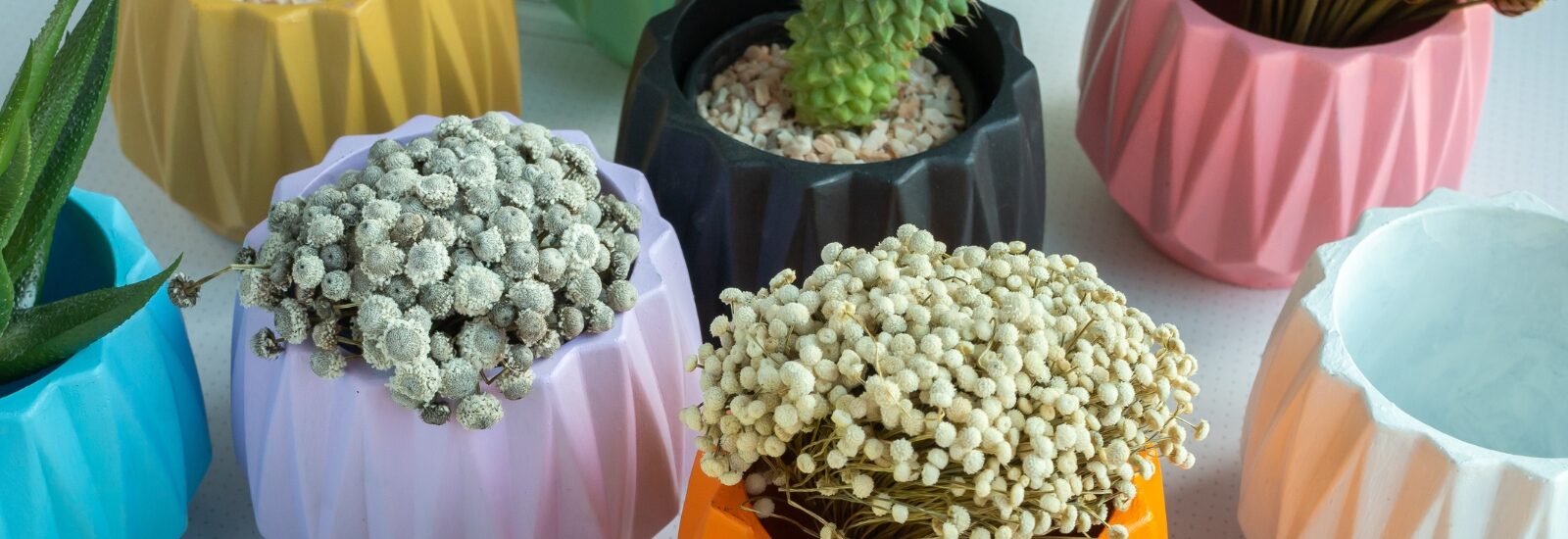 Voeg warme tinten toe aan je tuin met deze landelijke bloempotten