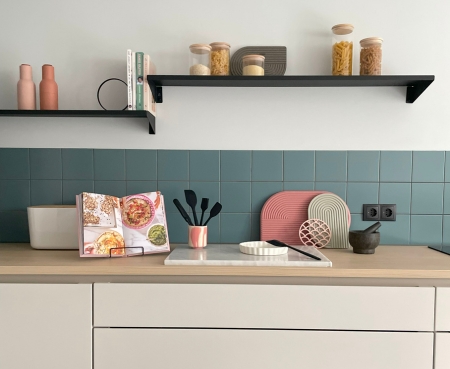 Kleurrijke keuken, keukenaccessoires, kookboekenstandaard, pannenonderzetter, ovenschaal, spatelset, vijzel en stamper