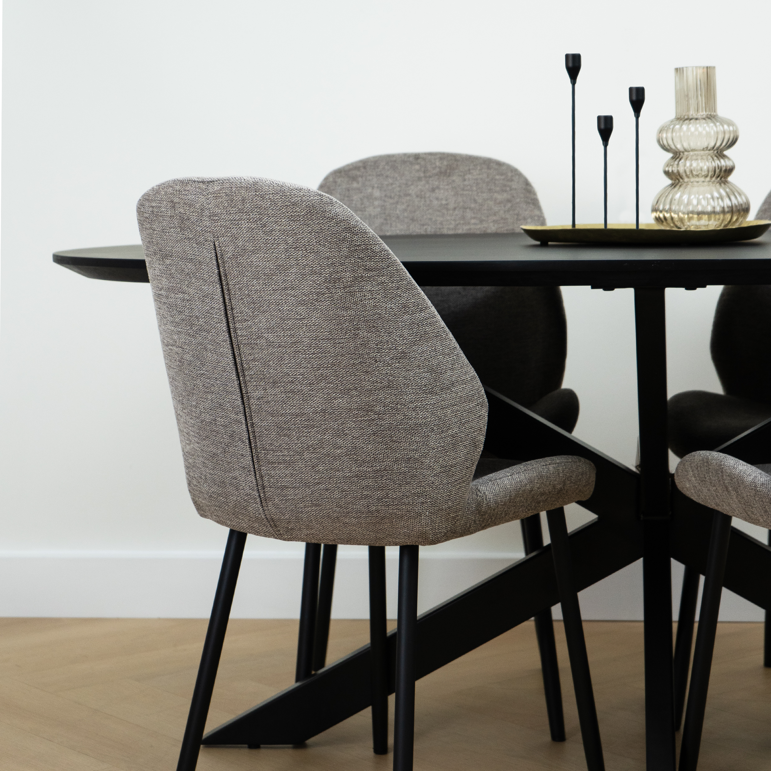 QUVIO Eettafel Sofia– Ovaal – 180×90 cm – Stalen kruispoot – FSC®-gecertificeerd mangohout –  Zwart