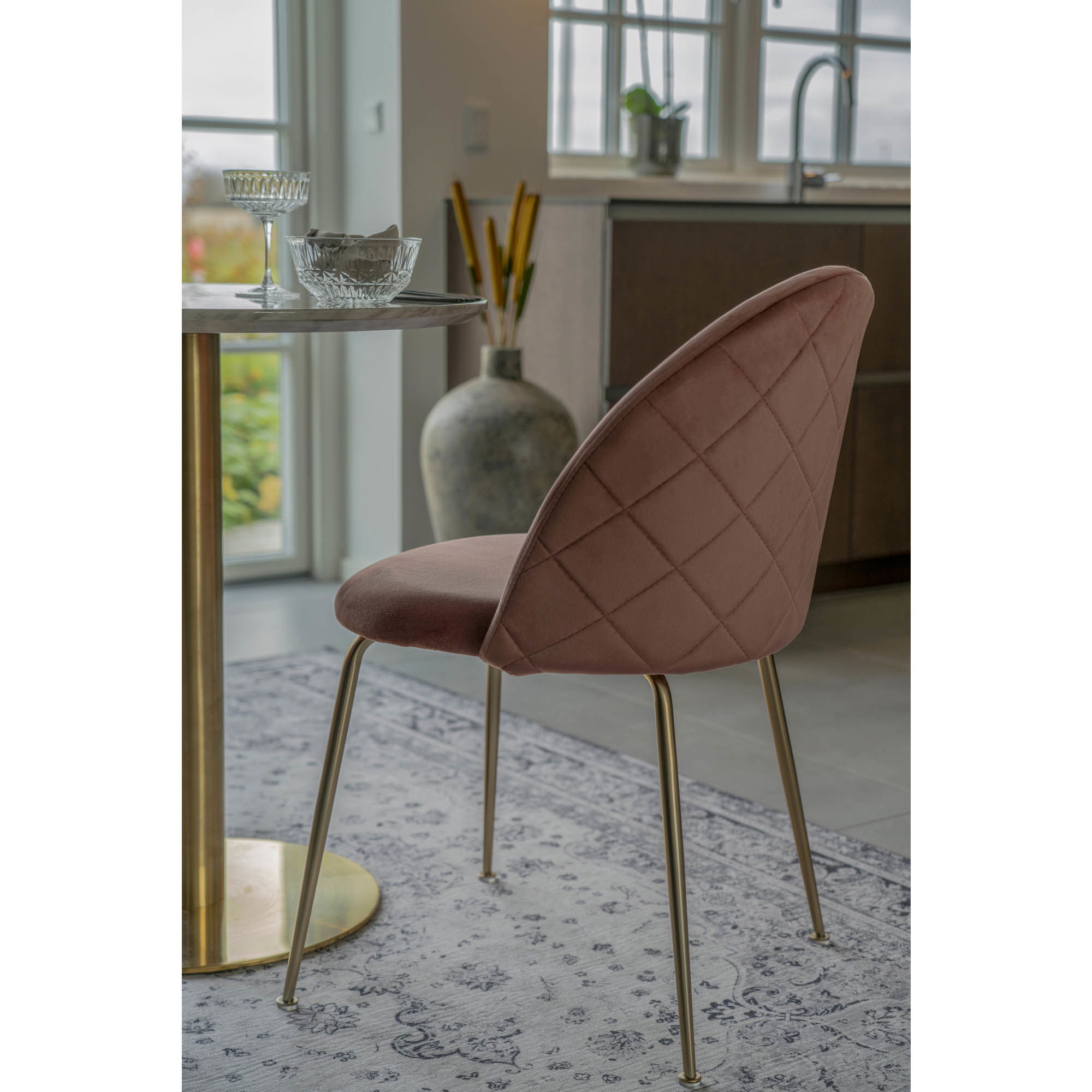 QUVIO Eetkamerstoel Geneva – Roze Fluweel – Messing Look Poten – Set van 2