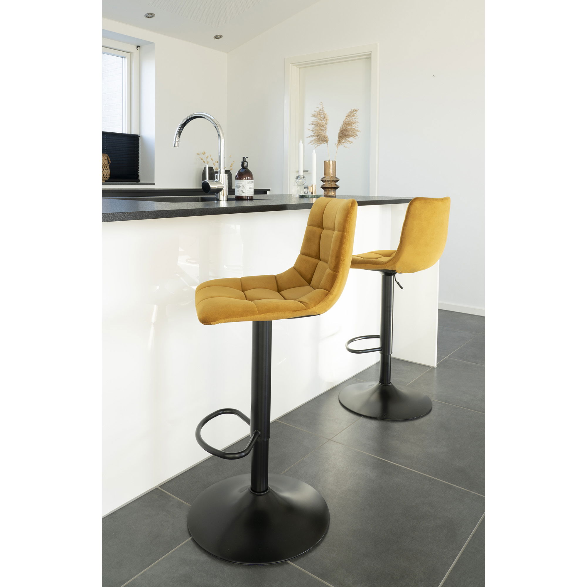 QUVIO Barstoel Florence – Mosterdgeel Fluweel – Verstelbare Zithoogte – Set van 2