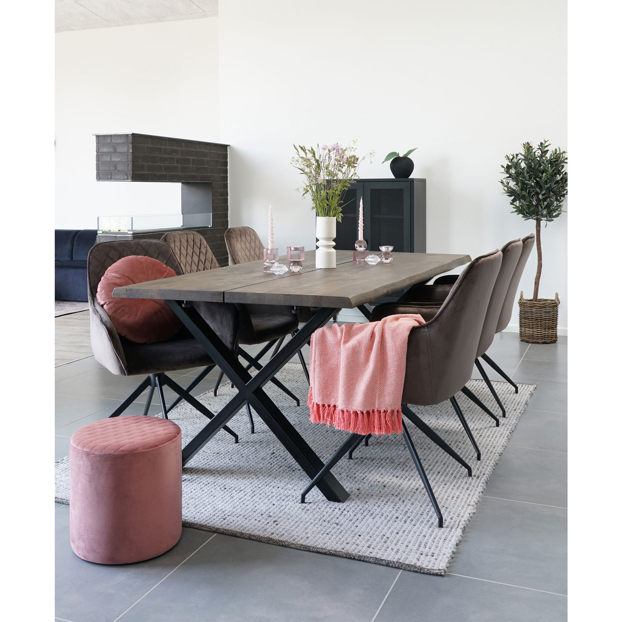 QUVIO Zwarte metalen vitrinekast – Twee gaasdeuren – 80x40x120 cm