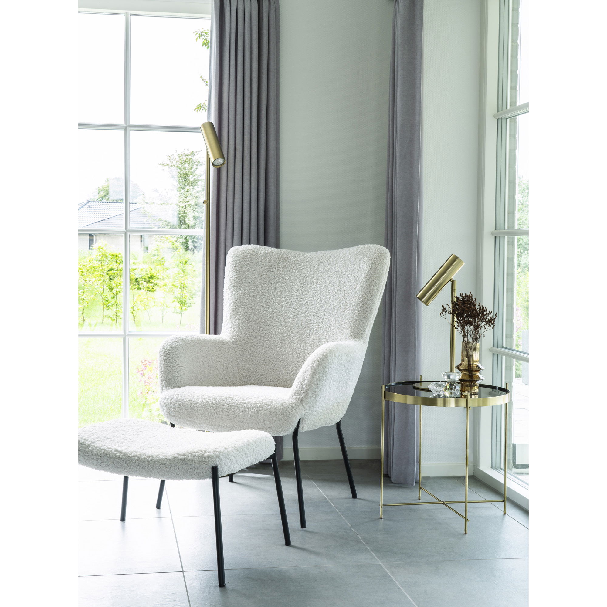 QUVIO Vloerlamp – Stijlvol en Functioneel – Messing Afwerking