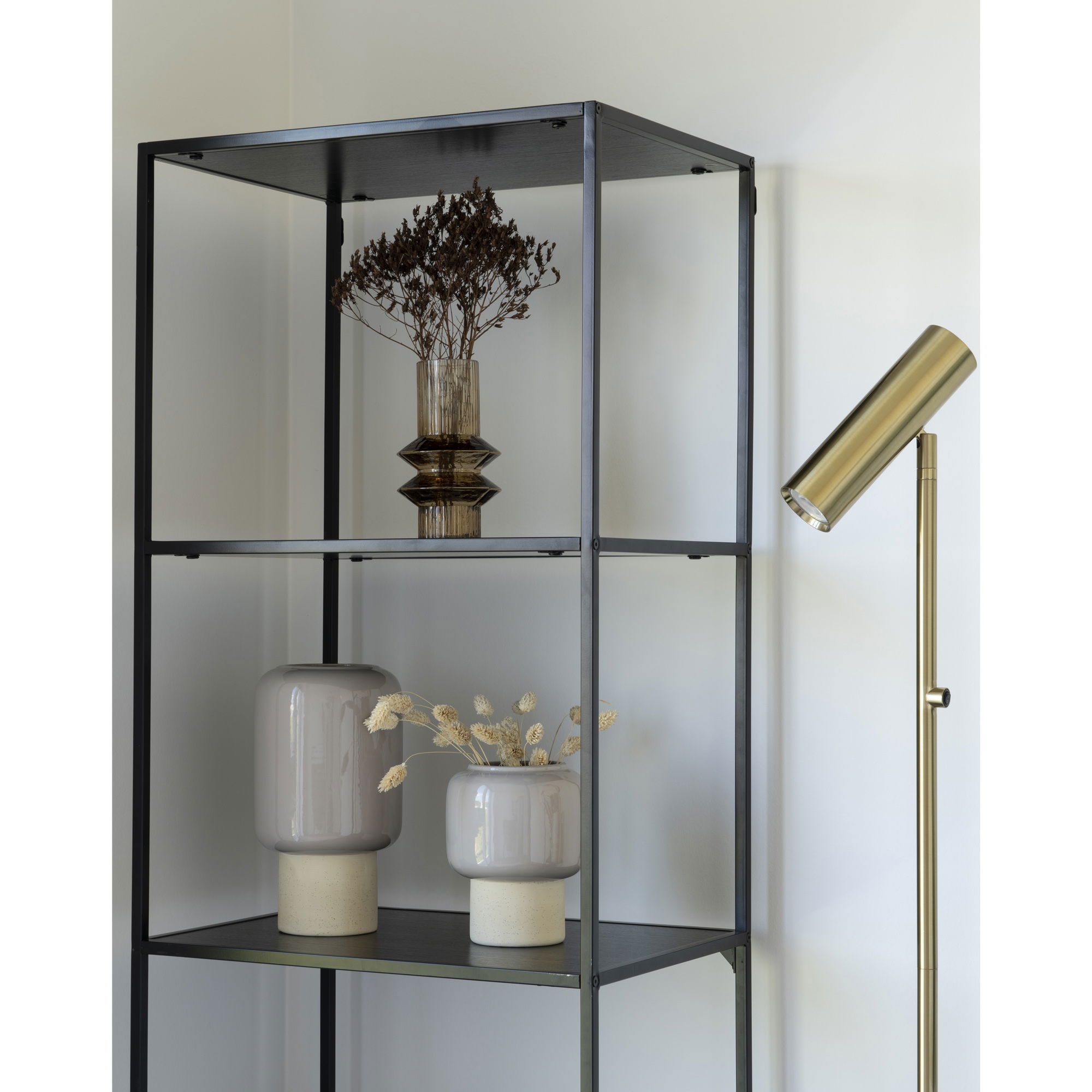 QUVIO Vloerlamp – Stijlvol en Functioneel – Messing Afwerking