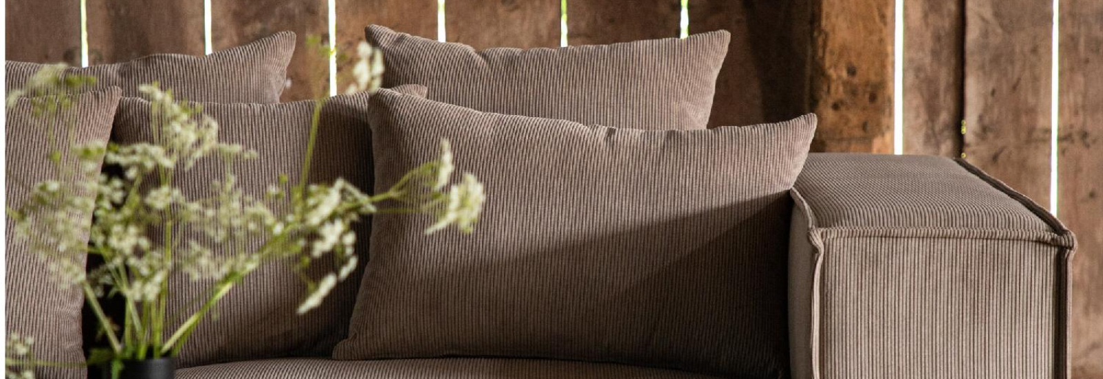QUVIO Staande kapstok hout – 175 cm hoog – 8 ophanghaken – Bruin