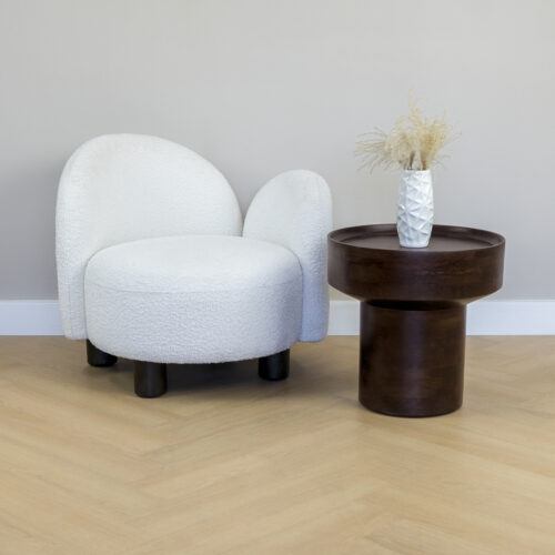 walnoot bruine bijzettafel van mangohout, ronde bijzettafel, houten tafel, tafel, bijzettafel, bijzettafel rond, walnoot bruine bijzettafel, sfeer