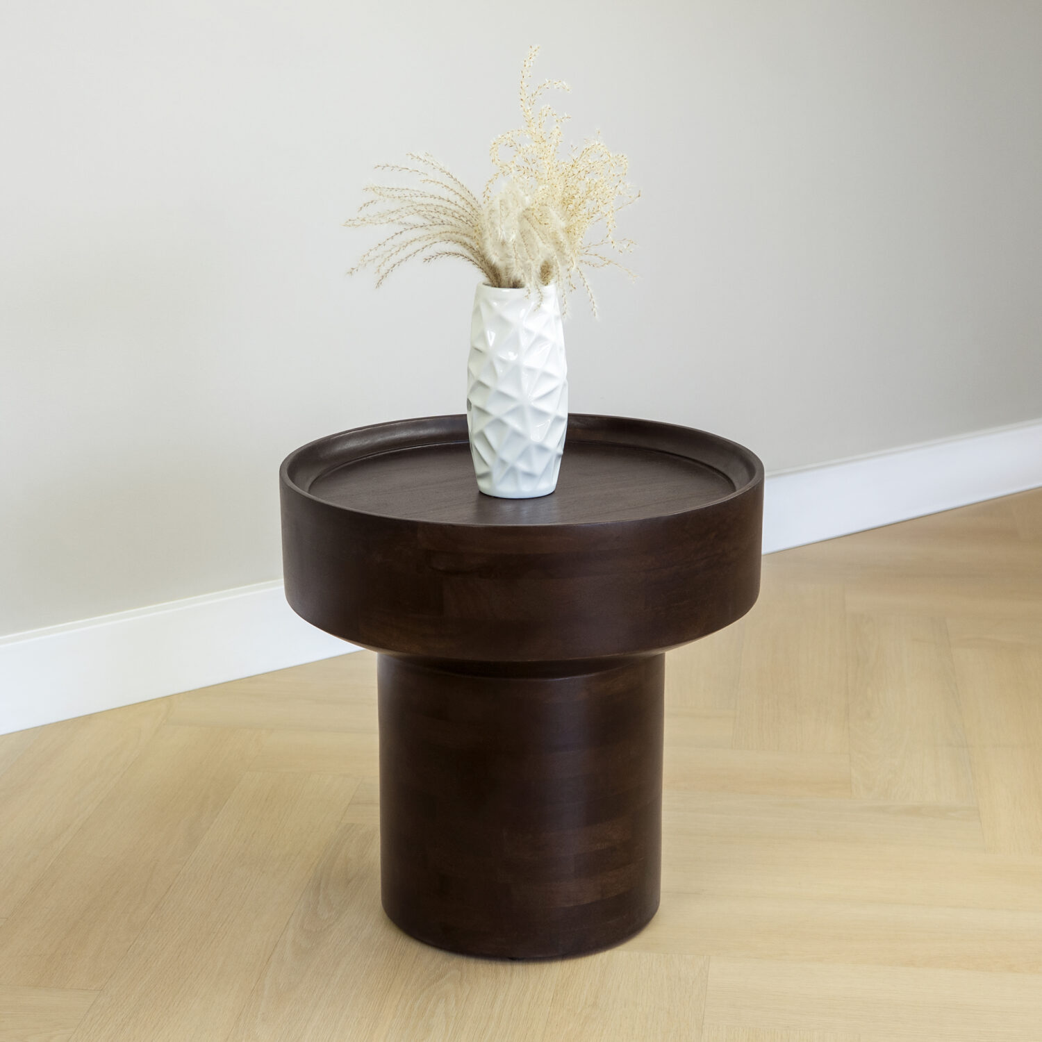 walnoot bruine bijzettafel van mangohout, ronde bijzettafel, houten tafel, tafel, bijzettafel, bijzettafel rond, walnoot bruine bijzettafel, sfeer
