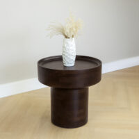 walnoot bruine bijzettafel van mangohout, ronde bijzettafel, houten tafel, tafel, bijzettafel, bijzettafel rond, walnoot bruine bijzettafel, sfeer