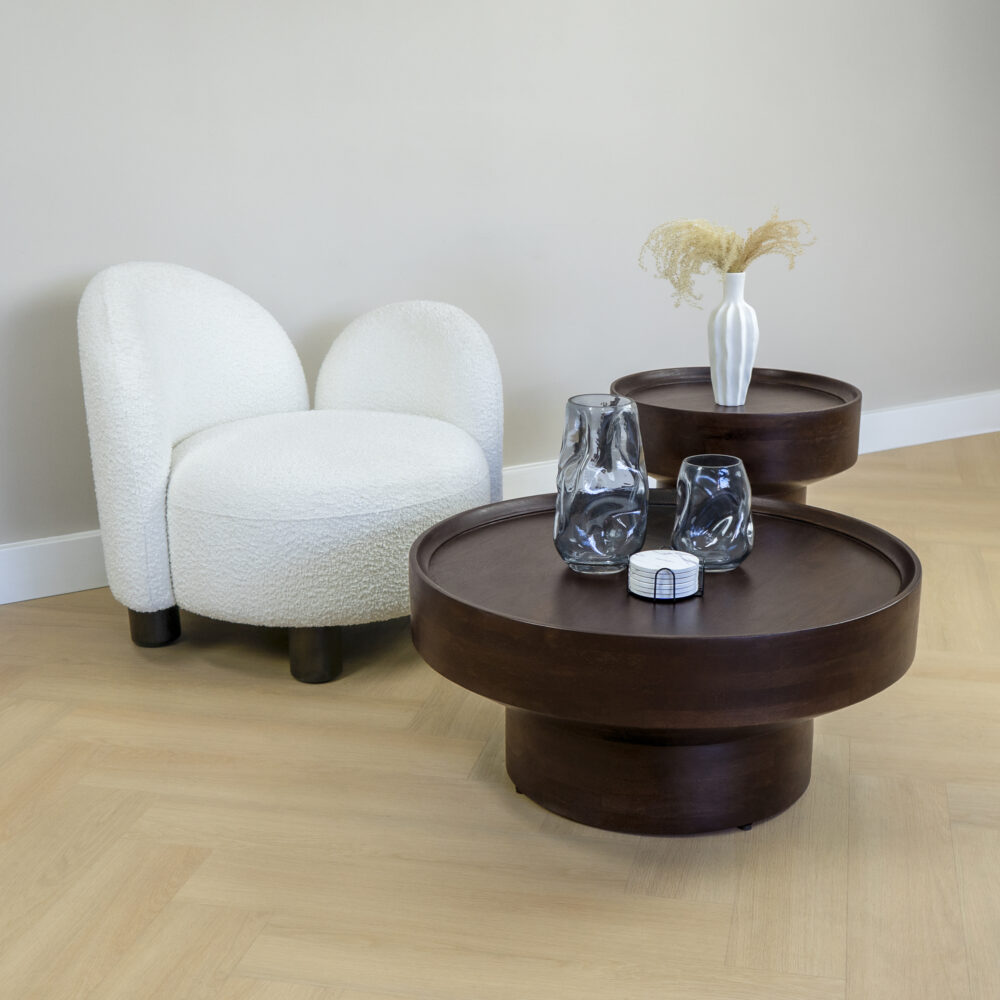 walnoot bruine bijzettafel van mangohout, ronde bijzettafel, houten tafel, tafel, bijzettafel, bijzettafel rond, walnoot bruine bijzettafel, sfeer set