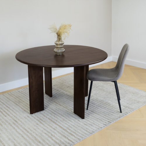 ronde Lila eettafel, ronde eettafel van hout, eettafel, tafel, sfeer met 1 stoel