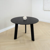 ronde eettafel hout van 105 cm, ronde zwarte eettafel, eettafel rond zwart, zwarte eettafel Lien, ronde eettafel zwart, eettafel, tafel, eettafel rond zwart, zwarte eettafel van hout, mangohout eettafel, sfeer