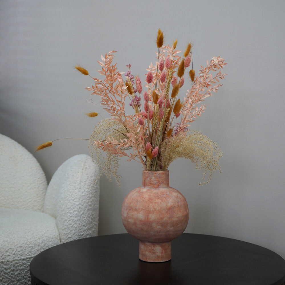 Oranje vaas met bolvormig design, vaas, oranje vaas, bloemenvaas keramiek, ronde vaas, bloemenvaas van keramiek, keramische bloemenvaas, keramische vaas, bloemenvaas, oranje vaas, sfeer