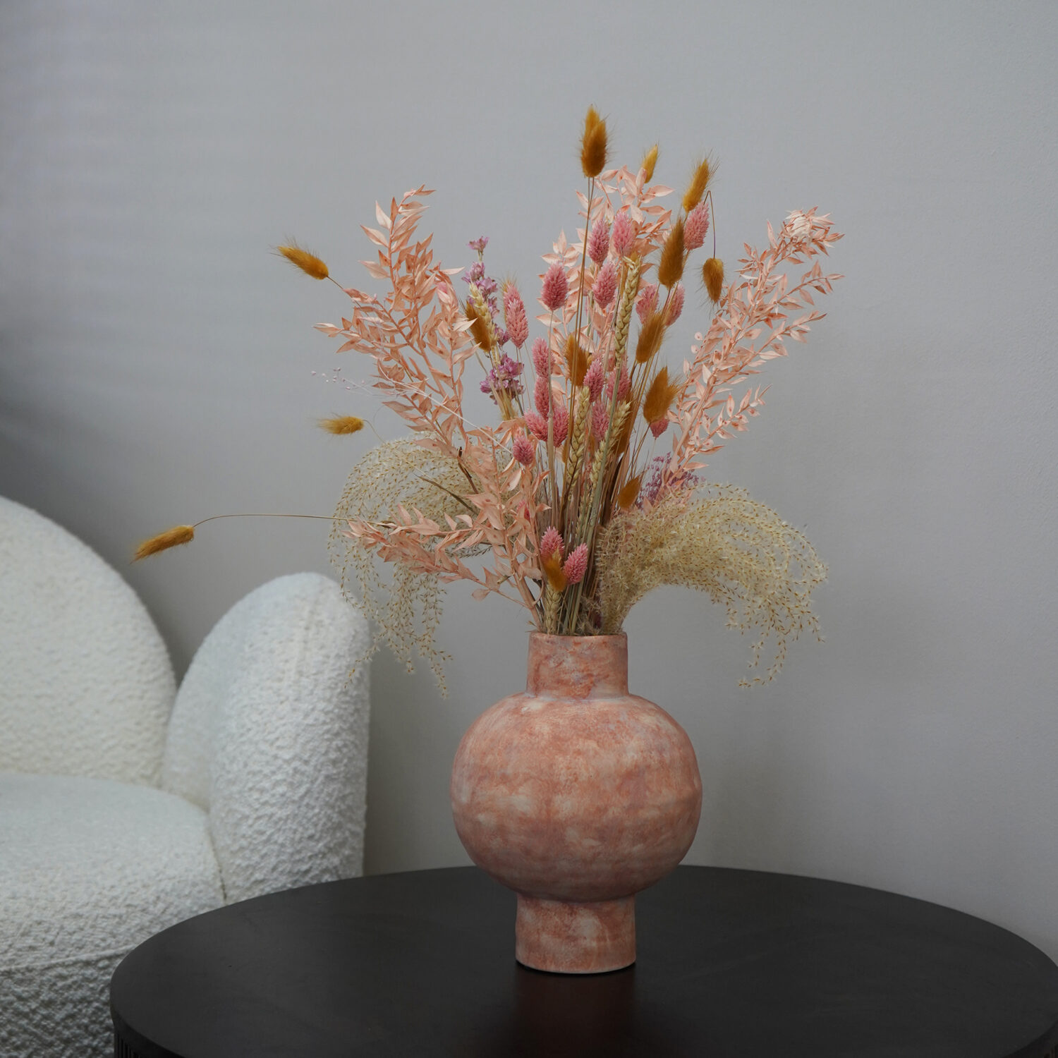 Oranje vaas met bolvormig design, vaas, oranje vaas, bloemenvaas keramiek, ronde vaas, bloemenvaas van keramiek, keramische bloemenvaas, keramische vaas, bloemenvaas, oranje vaas, sfeer