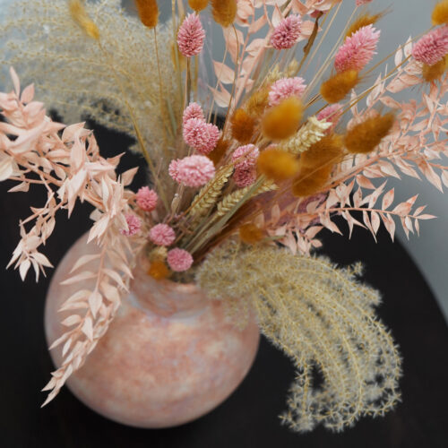 Oranje vaas met bolvormig design, vaas, oranje vaas, bloemenvaas keramiek, ronde vaas, bloemenvaas van keramiek, keramische bloemenvaas, keramische vaas, bloemenvaas, oranje vaas, sfeer