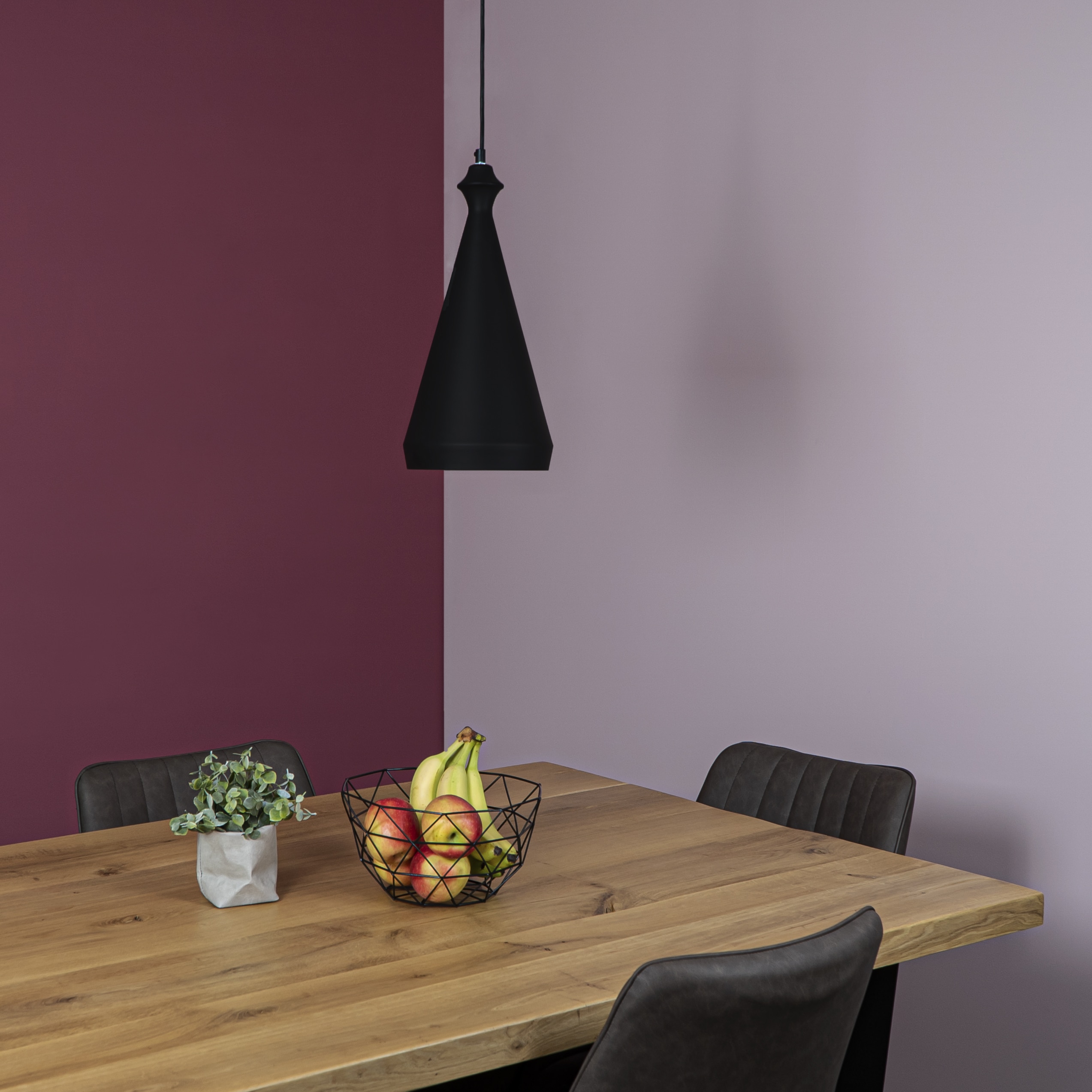 Zwarte verlichting voor boven de eettafel