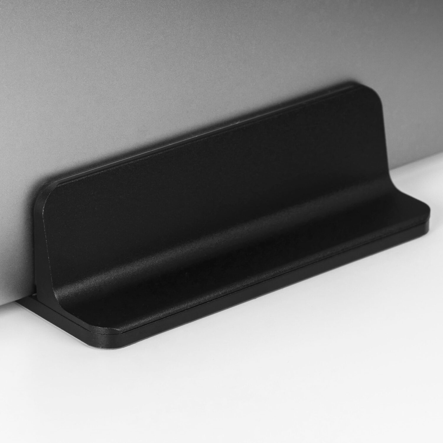 zwarte verticale laptopstandaard