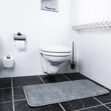 Grijze badmat voor in de badkamer