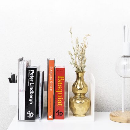 Wit steuntje voor boeken en pennen