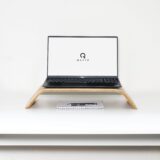 Lichtbruine standaard voor laptop of monitor