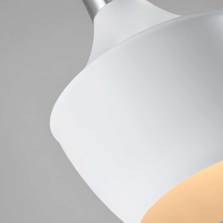 Witte lampenkap met zilveren details en een modern design