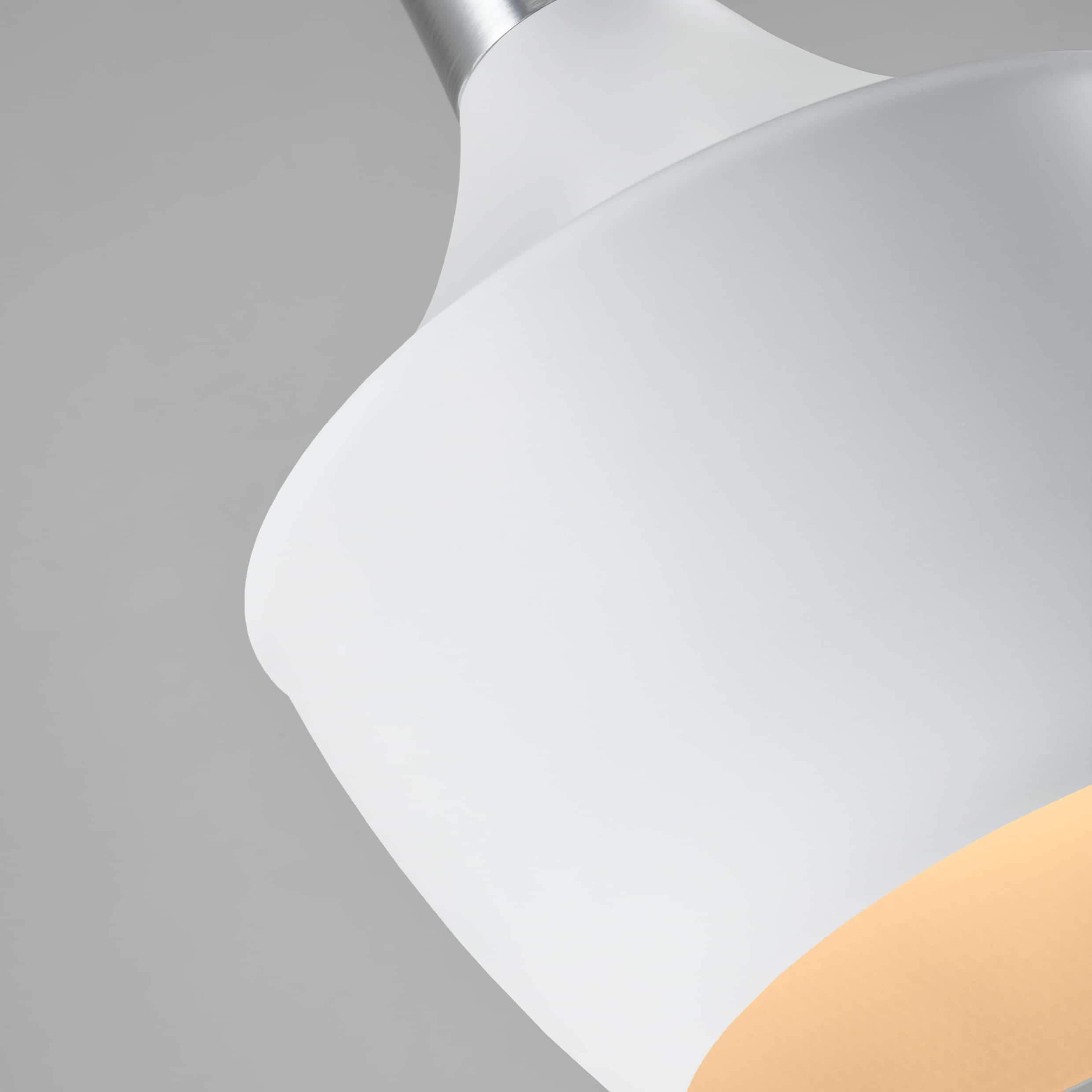 Witte lampenkap met zilveren details en een modern design