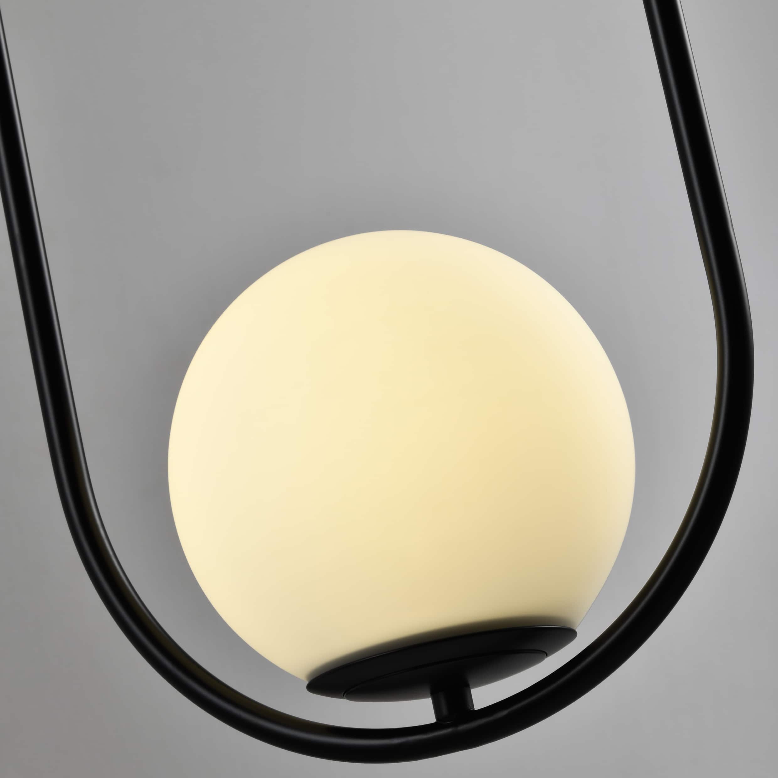 Balvormige lampen in stalen frame