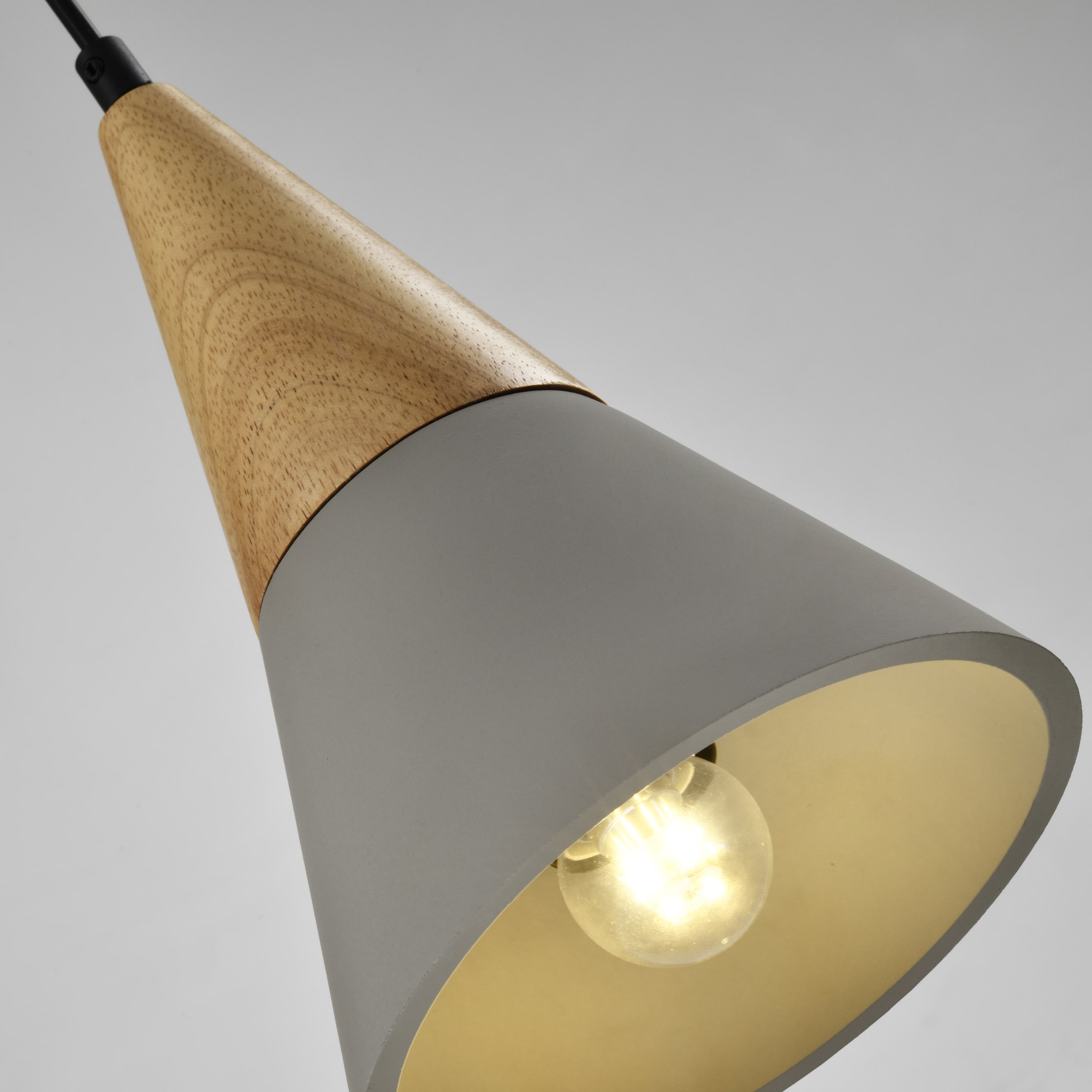 Grijze kegel verlichting met houten kop