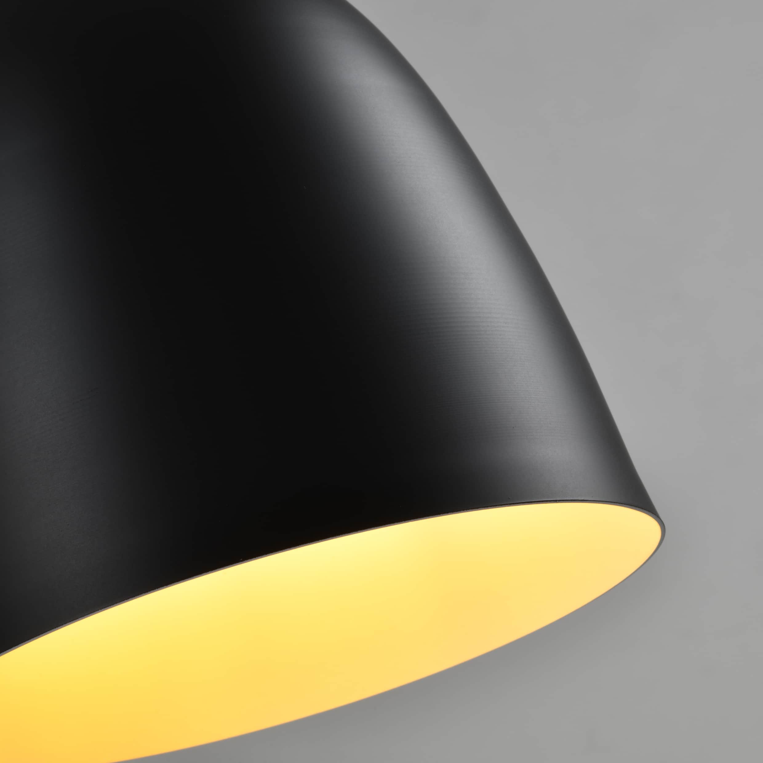 Zwarte kegel hanglamp met een diameter van 20 cm
