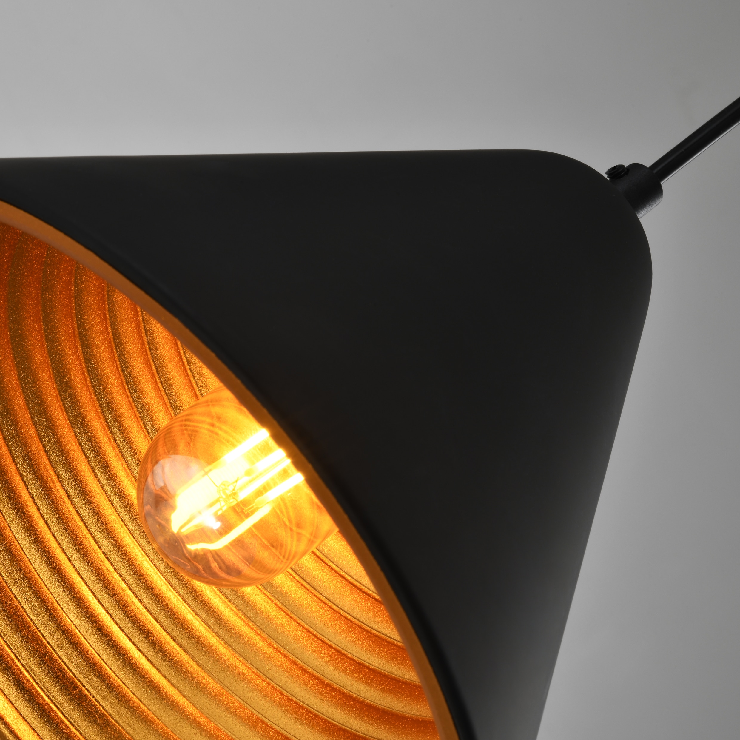 Retro hanglamp in kegelvorm met goud in de binnenkant