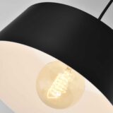 Modern zwarte hanglamp met witte binnenkant
