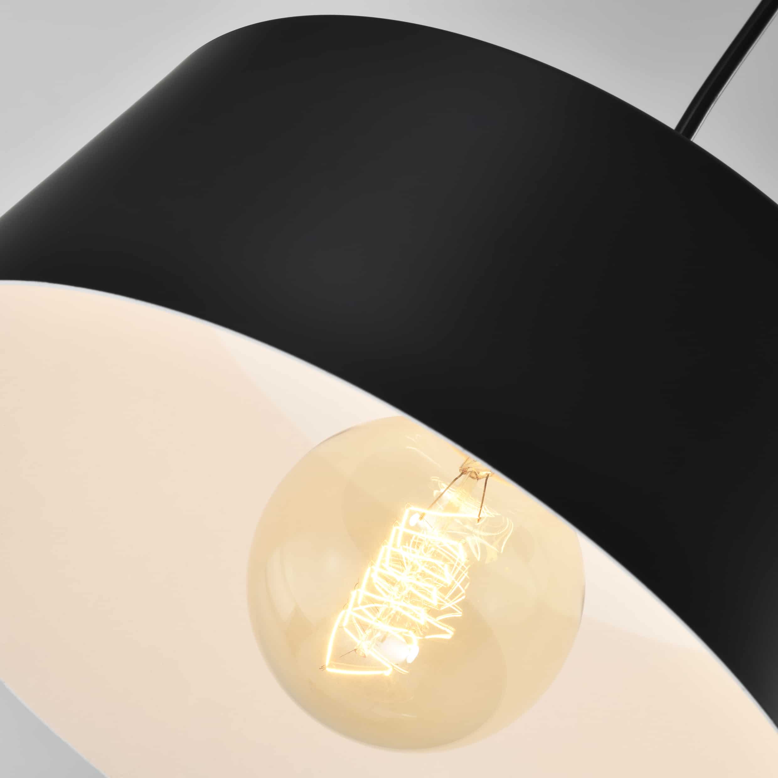 Modern zwarte hanglamp met witte binnenkant