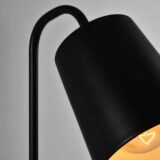 Zwarte retro staande verlichting voor op een tafel