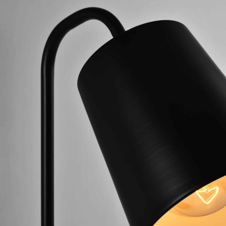 Zwarte retro staande verlichting voor op een tafel