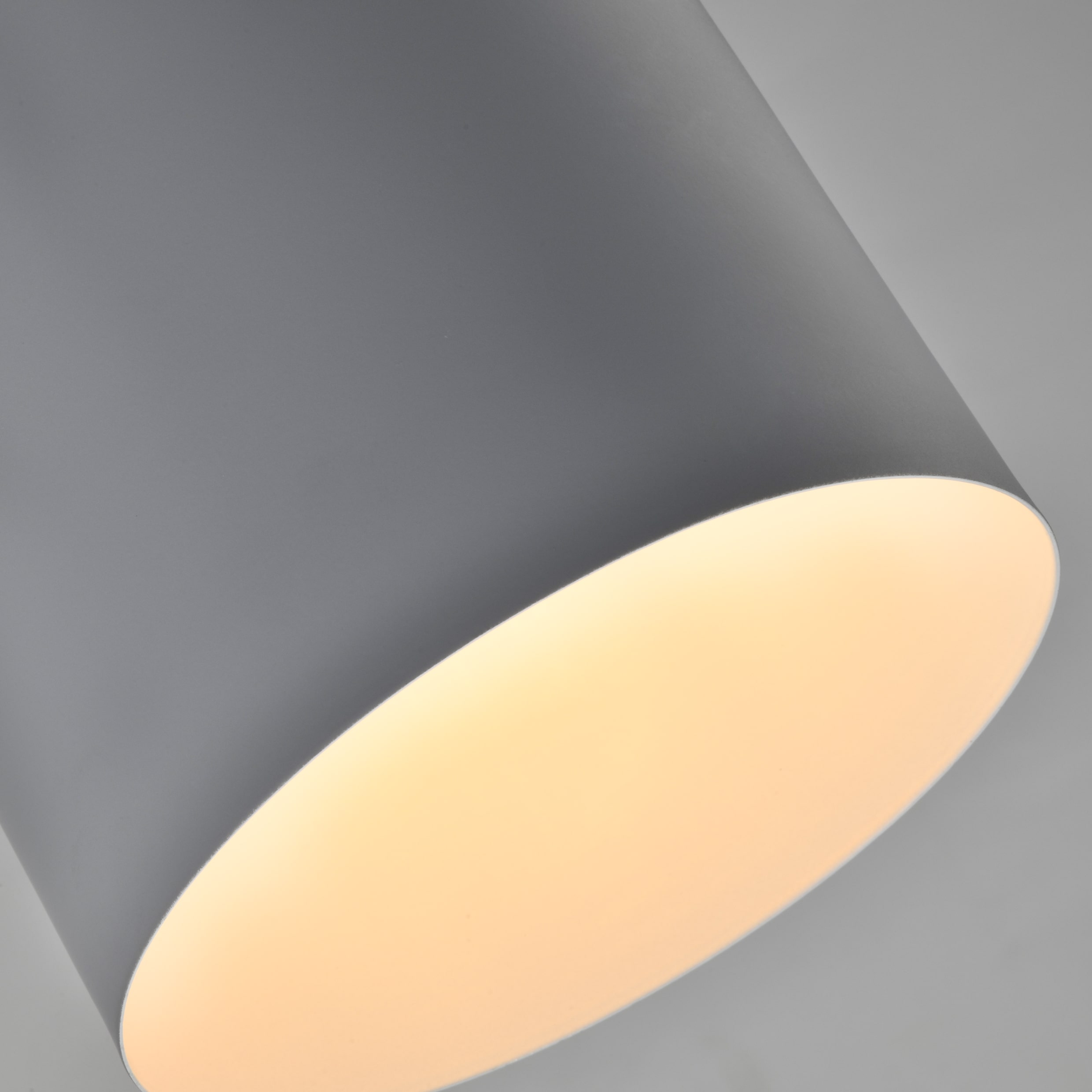Grijze industriële hanglamp voor in de woonkamer