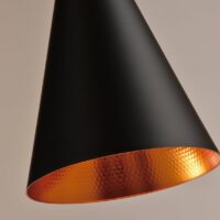 Zwart moderne verlichting met koperen binnenkant