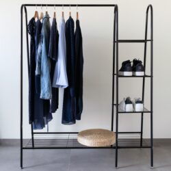 Zwart rek voor het ophangen van kleding met schoenenplanken