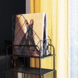 Zwart draadstalen tijdschriftenrek