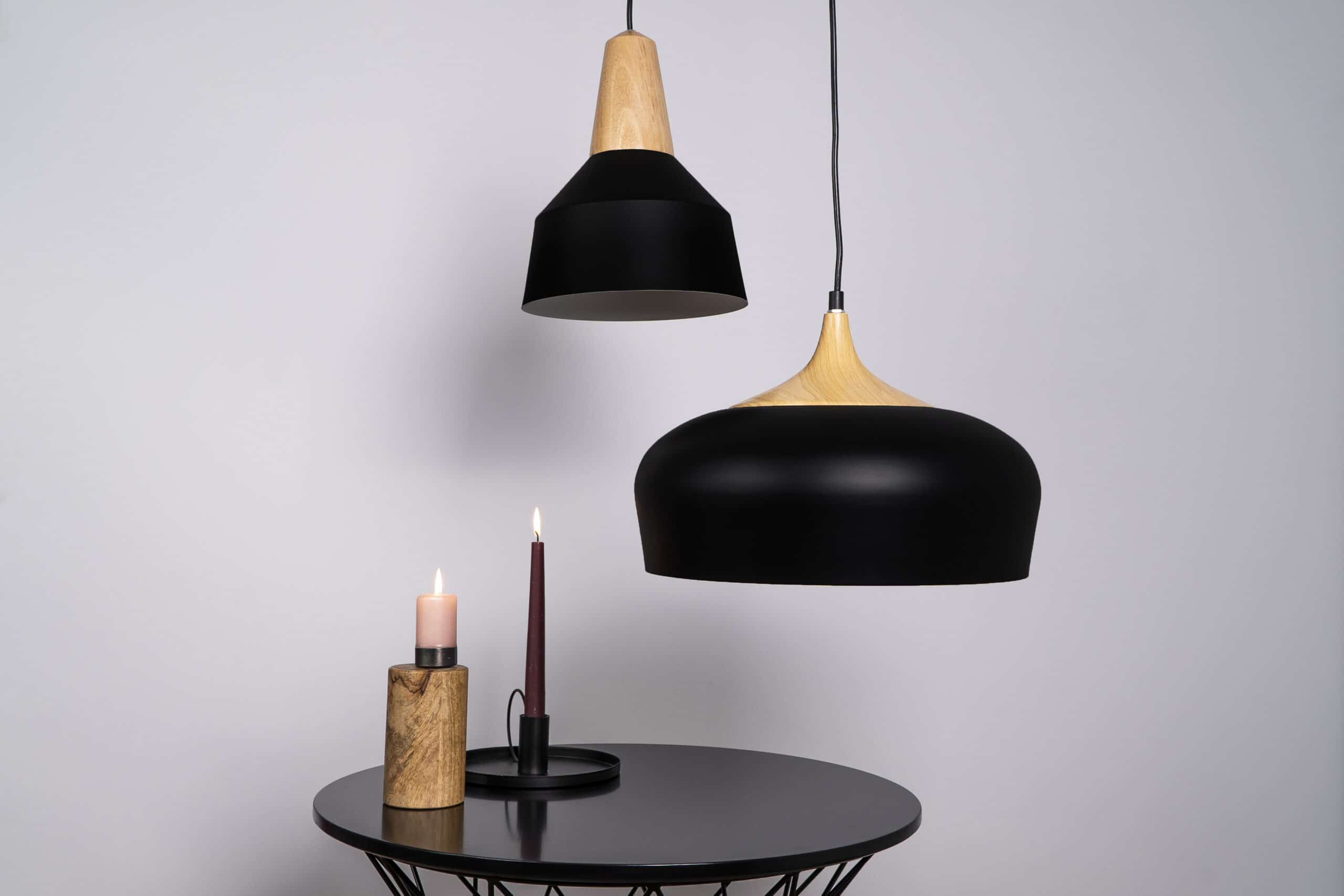 lamp met houten kop en zwarte kap