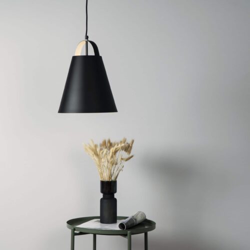 Moderne lamp van QUVIO in het zwart voor in de zithoek