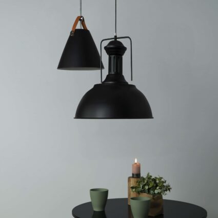 Zwart hangende lampen boven tafel