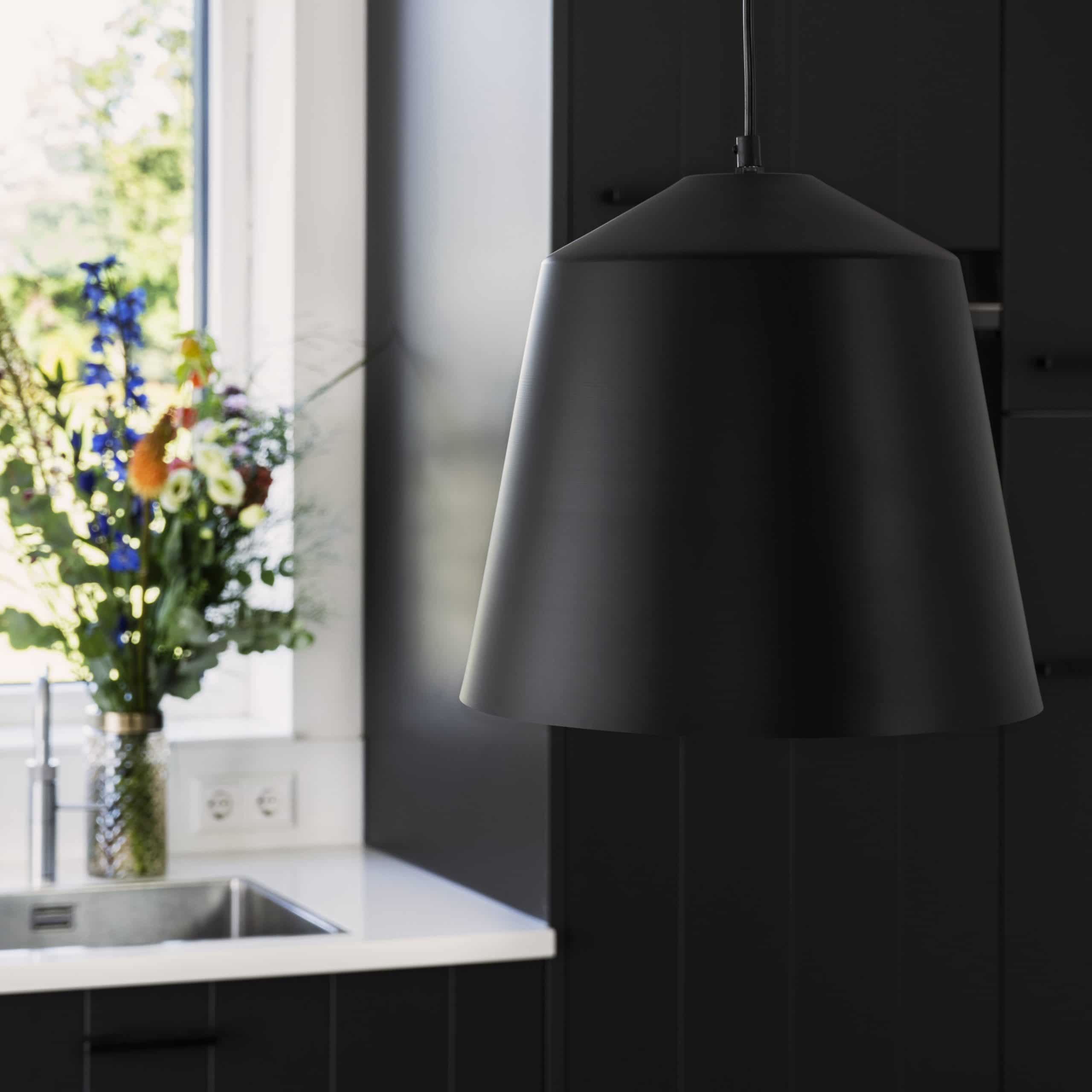 Kokerlamp in het zwart sfeer