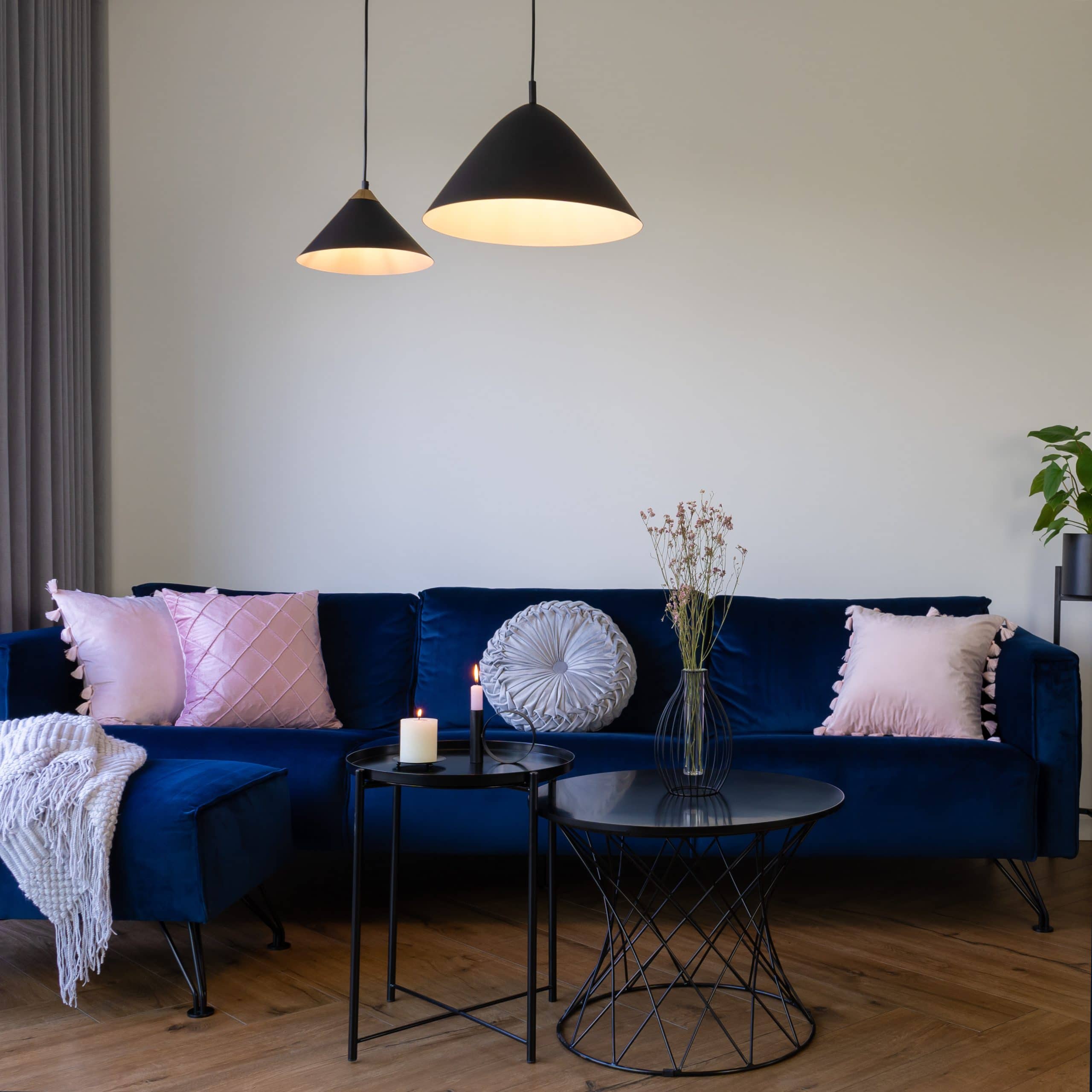 Kegelvormige verlichting in het Zwart in de kamer