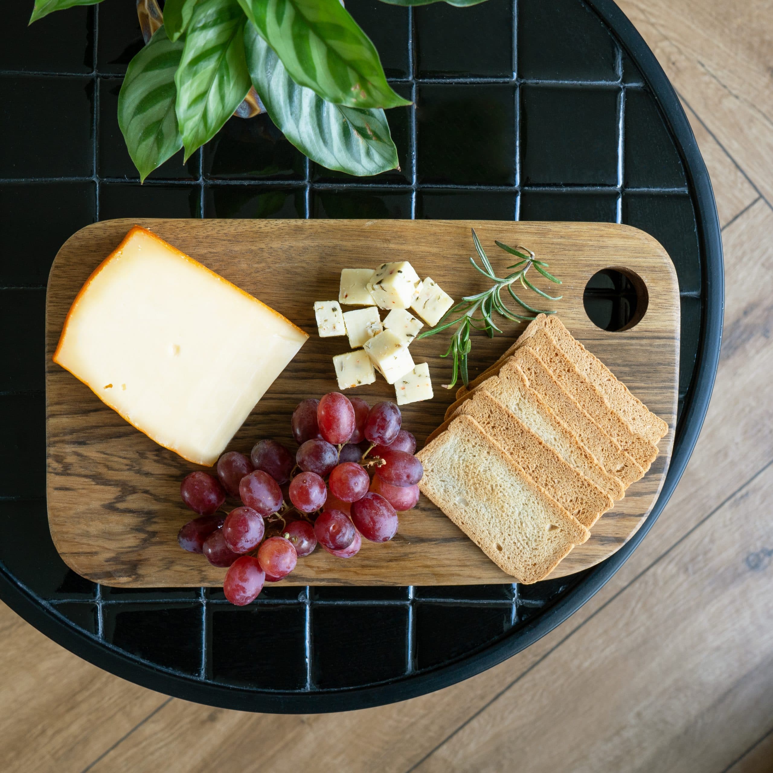Houten serveerplank voor borrelhapjes