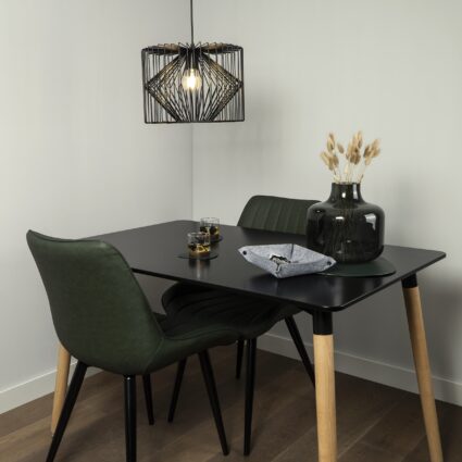 Monderne hang verlichting boven de eettafel