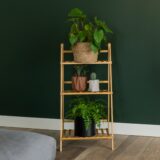 Bruine plantenpot van cement op een plantenrek