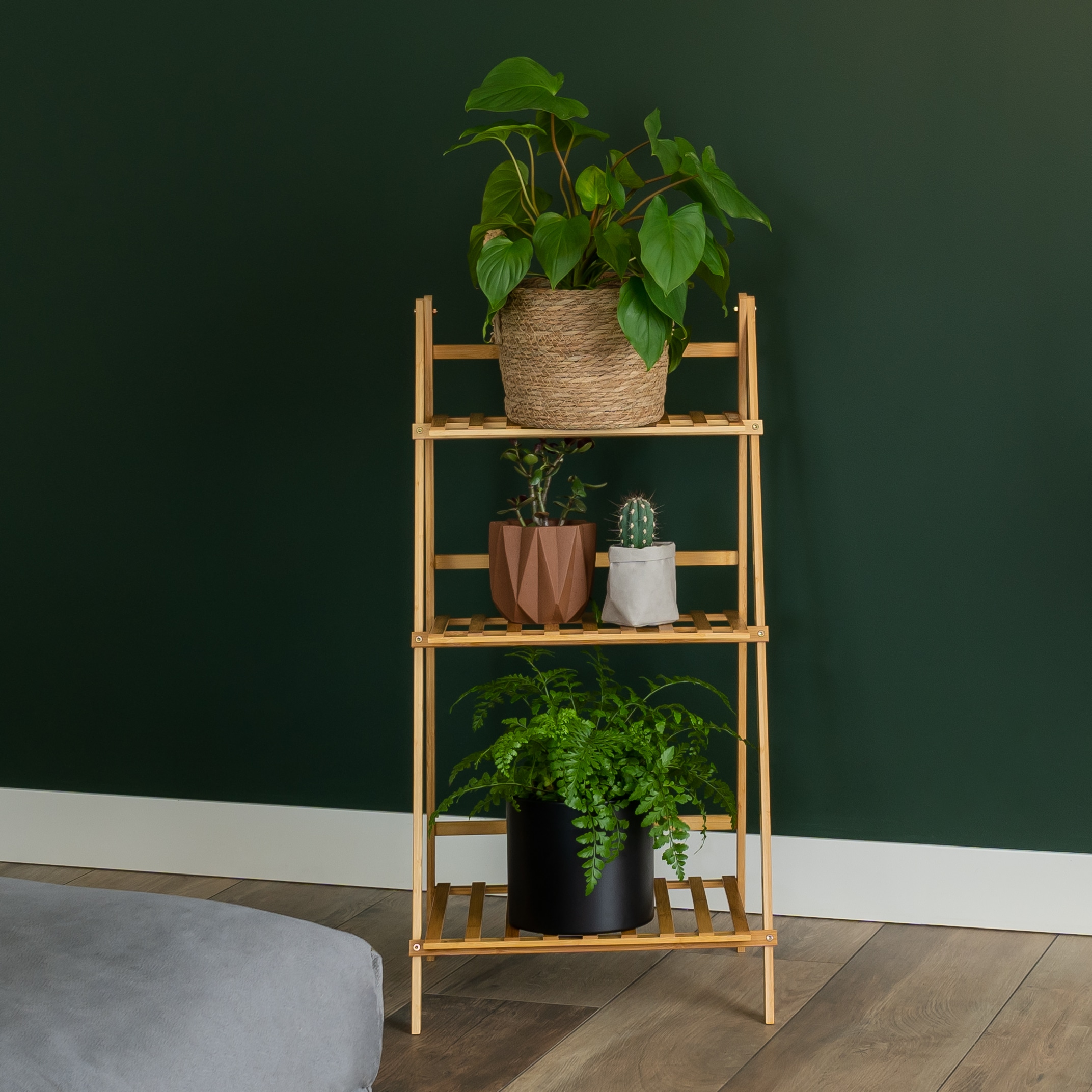 Bruine plantenpot van cement op een plantenrek