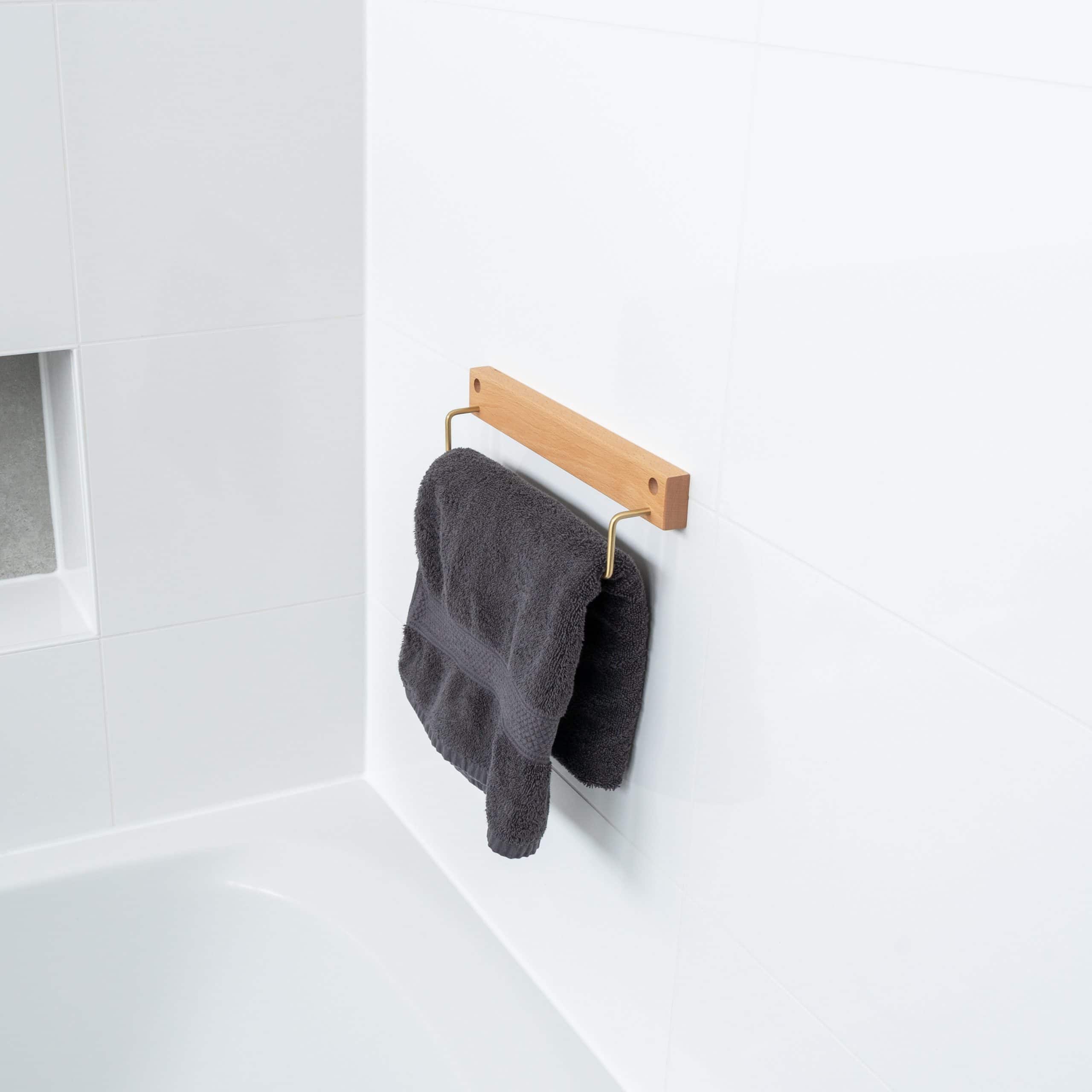 Hout met bruine houder voor aan de muur